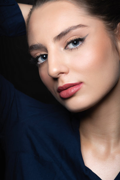 美丽的女人与日化妆特写工作室肖像图片下载