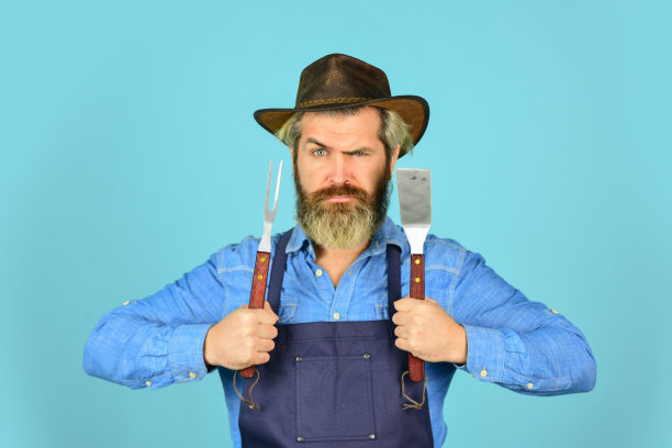 露营。终极烹饪挑战。为家人准备晚餐。使用烹饪用具和各种产品。成熟的厨师使用炊具烧烤。烤肉工具。谁更会做饭图片下载