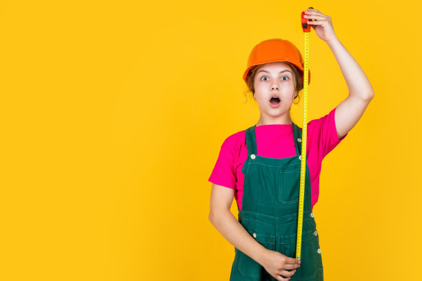 惊奇童工使用建筑制服和卷尺工具，复制空间，惊奇图片下载
