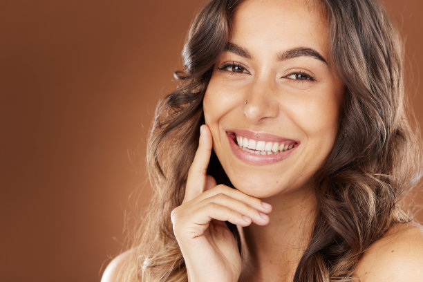 美容模特，面部护肤或发型在巴西的工作室背景自我护理，保健保健或豪华护发。肖像，微笑或快乐的女人和深色的颜色或化妆化妆品图片下载