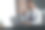 老男人一边喝威士忌，一边在厨房用笔记本电脑工作。图片下载
