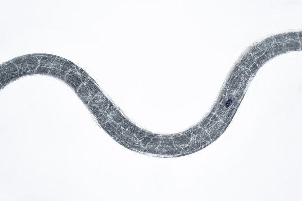 在多风的道路上的车辆的鸟瞰图图片下载