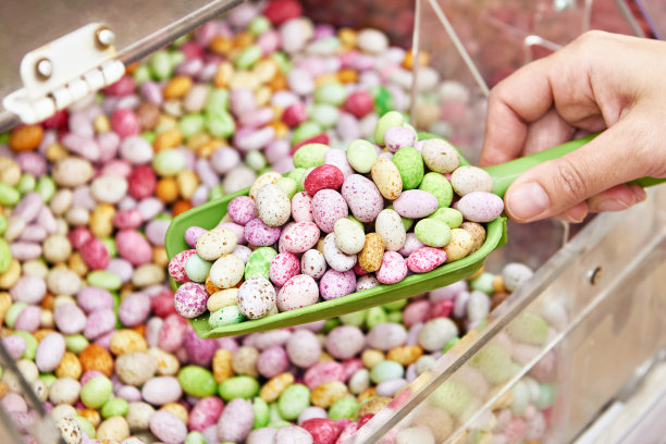 手勺花生粒在彩釉店图片下载