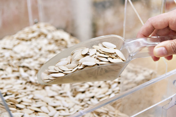 买家用勺子取南瓜籽图片下载