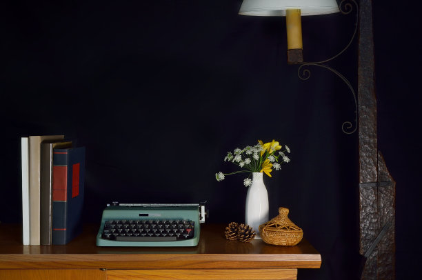 老式打字机的家居装饰图片下载