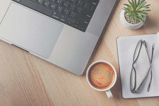 家里有笔记本电脑，眼镜，咖啡杯图片下载