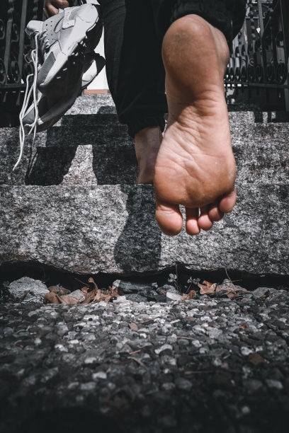 登上楼梯的形象图片下载