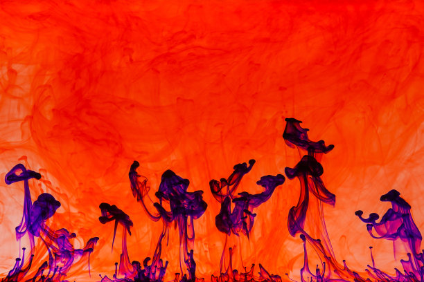 紫色的油漆溶解在红色的水中图片下载