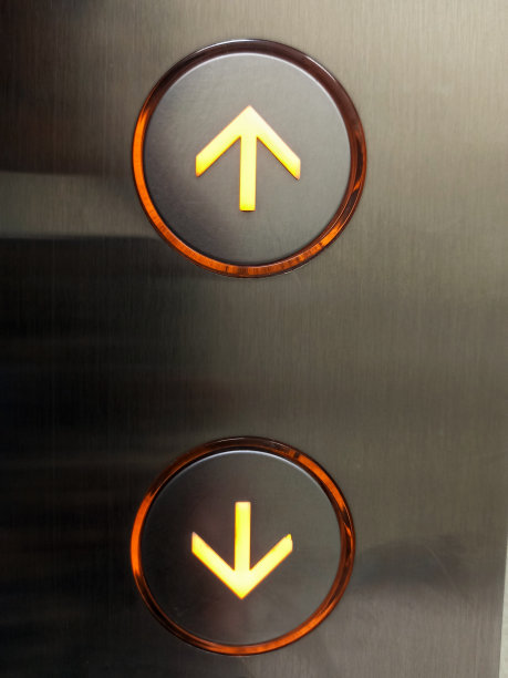 按按钮叫电梯。图片下载