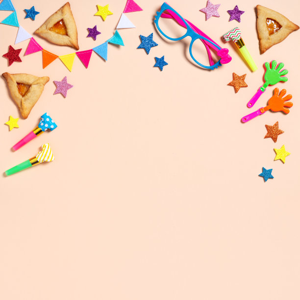 普林节嘉年华背景与传统饼干，服装配件和装饰明亮的灯光背景图片下载