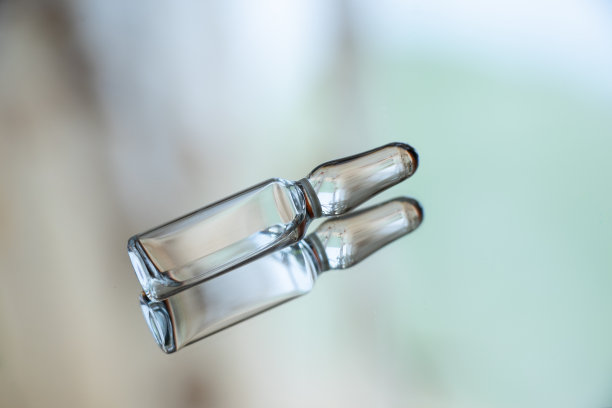 装有药物的安瓿放在镜子上图片下载