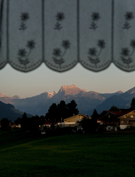 从酒店的窗户可以看到瑞士的山脉和草地图片下载