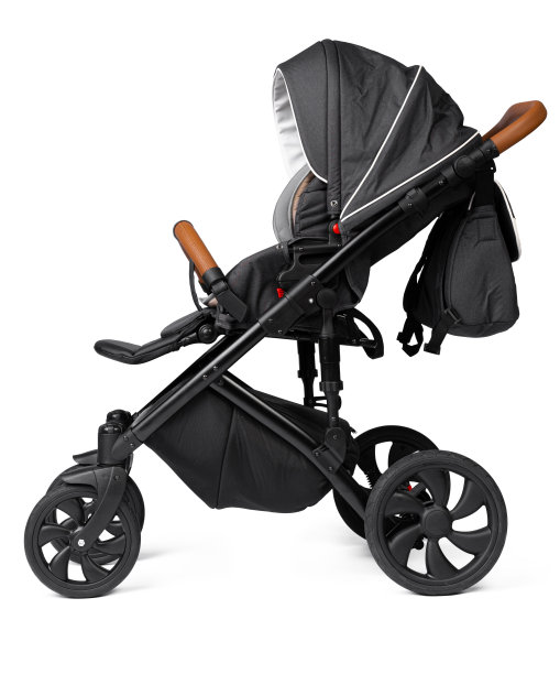 白色背景上孤立的婴儿车图片下载