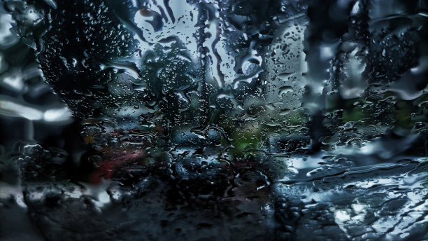 傍晚，雨滴的剪影打在车窗上图片下载