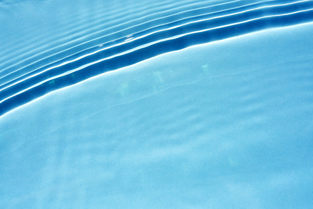 美丽的背景蓝色的水与波浪，涟漪和亮点图片下载