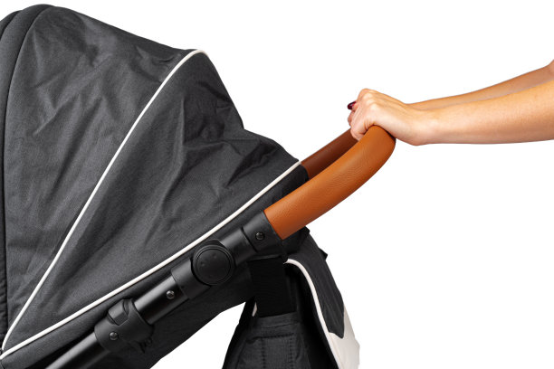 白色背景上孤立的婴儿车图片下载