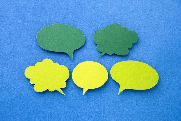 绿色语音泡泡或文字框由彩色剪纸制成。图片下载