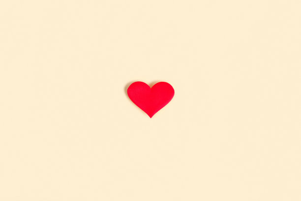 快乐情人节模板与红色心形神经米色粉彩背景。现实主义的装饰对象。销售横幅，惊喜海报，传单和小册子。模拟假期。图片下载