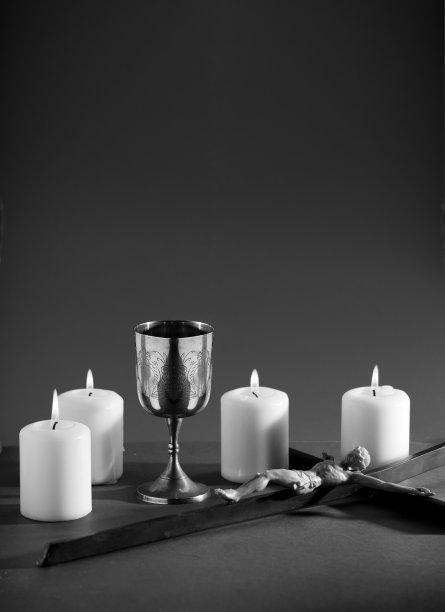 由圣餐杯、十字架、蜡烛组成的宗教用具图片下载