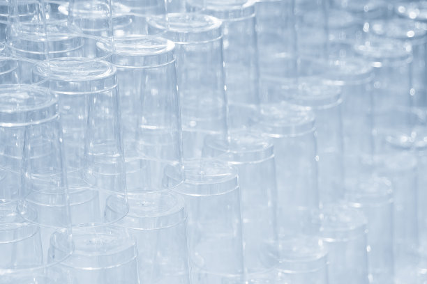 浅蓝色场景中那堆塑料杯。图片下载