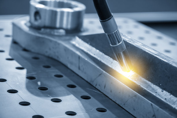 采用机器人系统进行焊接。图片下载