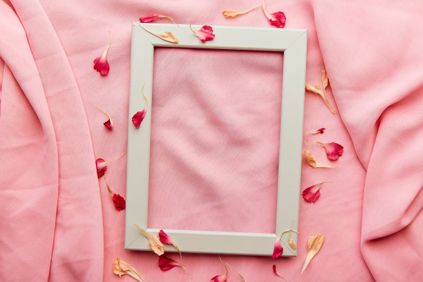 舒适的绿松石空内部粉红色墙壁布局，薰衣草和花瓣平铺与复制空间。母亲节，妇女节的概念图片下载