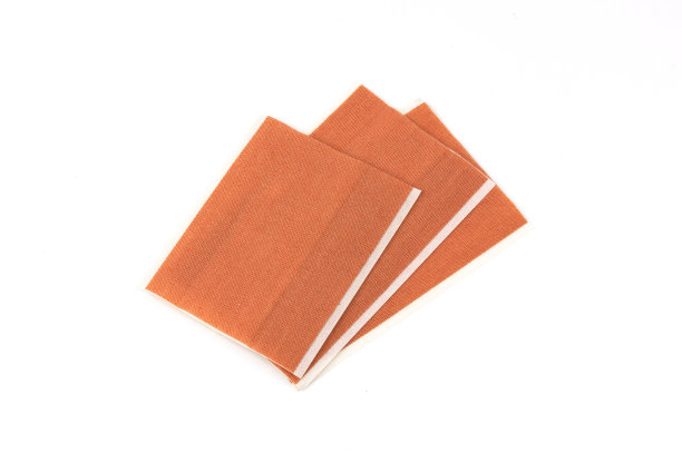 一些创可贴孤立在白色背景上图片下载