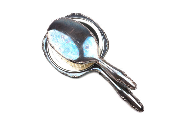 老式的手刷和手镜孤立的白色背景图片下载