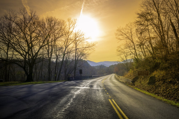 美国弗吉尼亚州大岛的蓝岭公园道、詹姆斯河大桥和蓝岭山脉上空的日出图片下载