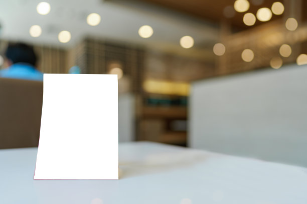 空白的菜单框放在咖啡馆或餐厅的木桌上。图片下载