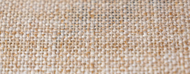 用于刺绣的亚麻织物特写。爱好，针线活，刺绣。米色棉织沙发靠垫面料纹理背景。图片下载