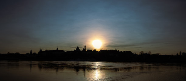 落日下的华沙旧城全景。图片下载