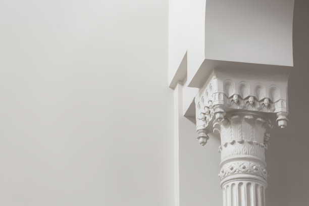 白色木柱。候车大厅的内部细节。著名的东方快车火车站(Sirkeci火车站，土耳其Sirkeci Tren Gari)。伊斯坦布尔,土耳其。复制空间，白色背景图片下载