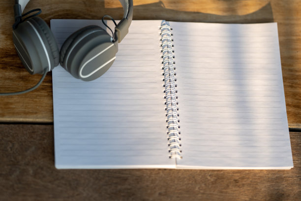 在木桌上的笔记本设计与复制空间的文字或图像。图片下载