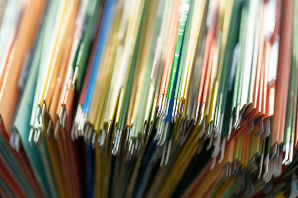 将办公室内的文件、纸张和文件归档图片下载