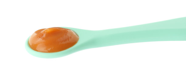 一勺美味的婴儿食品泥分离在白色图片下载