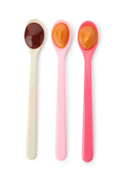 勺子美味的泥状婴儿食品孤立在白色，俯视图图片下载