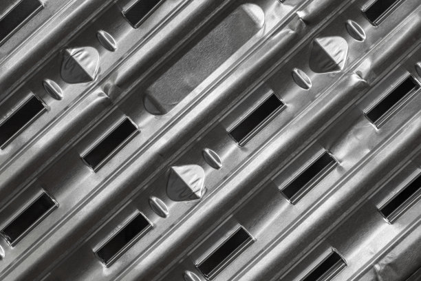 带棱纹和气缝的烧烤锅。铝烤盘的碎片。箔烤盘图片下载