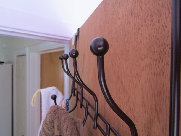 门上的棕色钩子特写图片下载