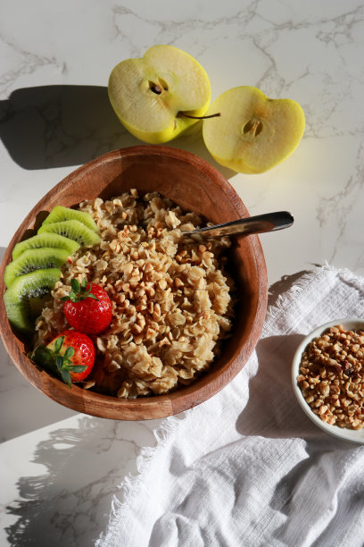 俯视图健康自制燕麦片在一个木碗与水果图片下载