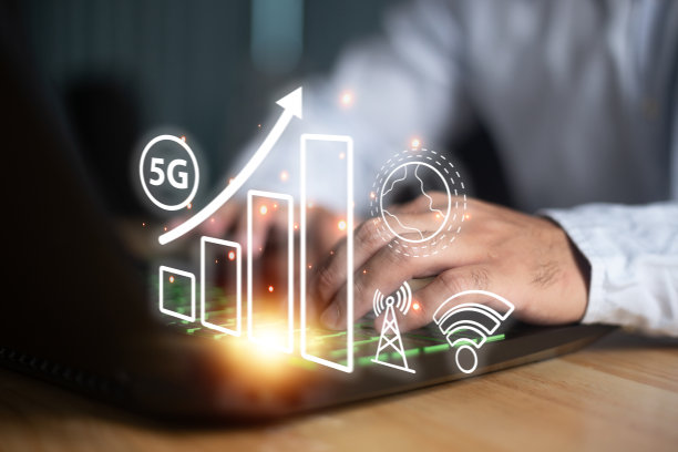 5G网络，用户使用笔记本电脑图片下载