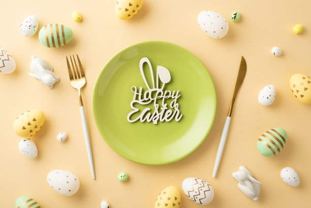 复活节情绪概念。顶部视图照片的绿色盘子与文字快乐复活节餐具绿色白色黄色复活节彩蛋和陶瓷复活节兔子在孤立的粉彩米色背景图片下载