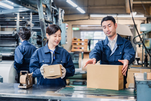 在配送中心进行运输操作的工人图片下载