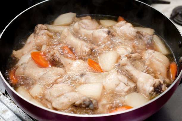 日本料理，鸡肉炖根菜图片下载