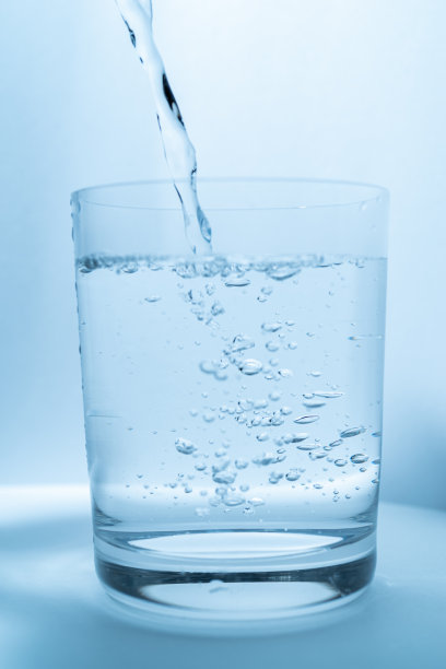 把水倒进玻璃杯里图片下载