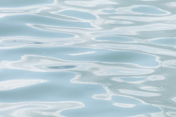 蓝色的水面与涟漪被用作背景。图片下载