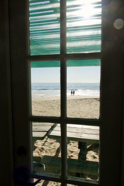 透过海滩小屋的窗户图片下载