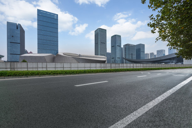 空旷的城市道路配上现代化的城市建筑图片下载