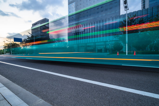 城市道路与运动巴士在黄昏，中国图片下载