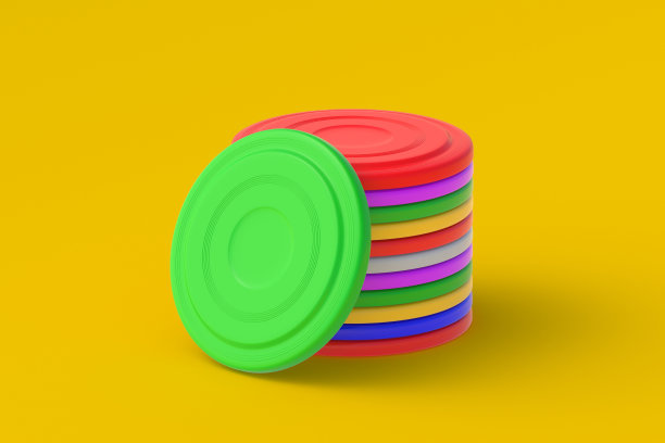 黄色背景上的一堆飞盘。夏天的假期。海滩上的游戏玩具。夏季休闲。三维渲染图片下载